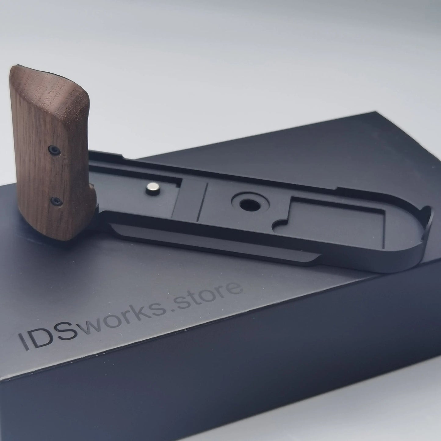 IDSworks M10-LITE modular grip for Leica M10 series IDS initial design studio