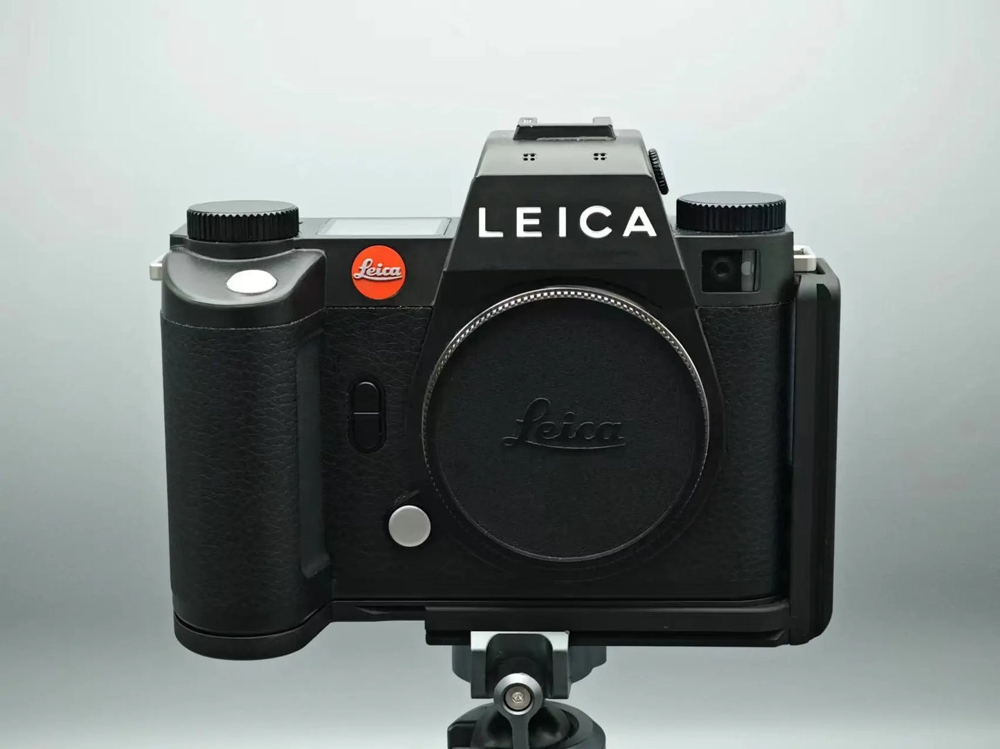 Leica SL3 modular base plate and L-plate attachment - IDS initial design studio